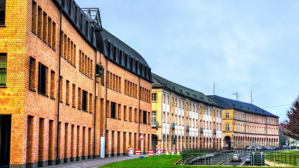 Langes historisches Gebäude an einer Straße in Karlsruhe