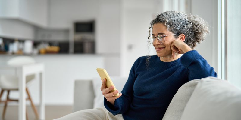 Dame som ser på telefonen sin