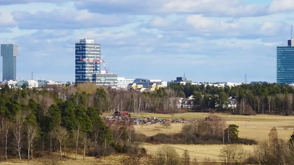 Vy av Kista centrum och början av Järvafältet.
