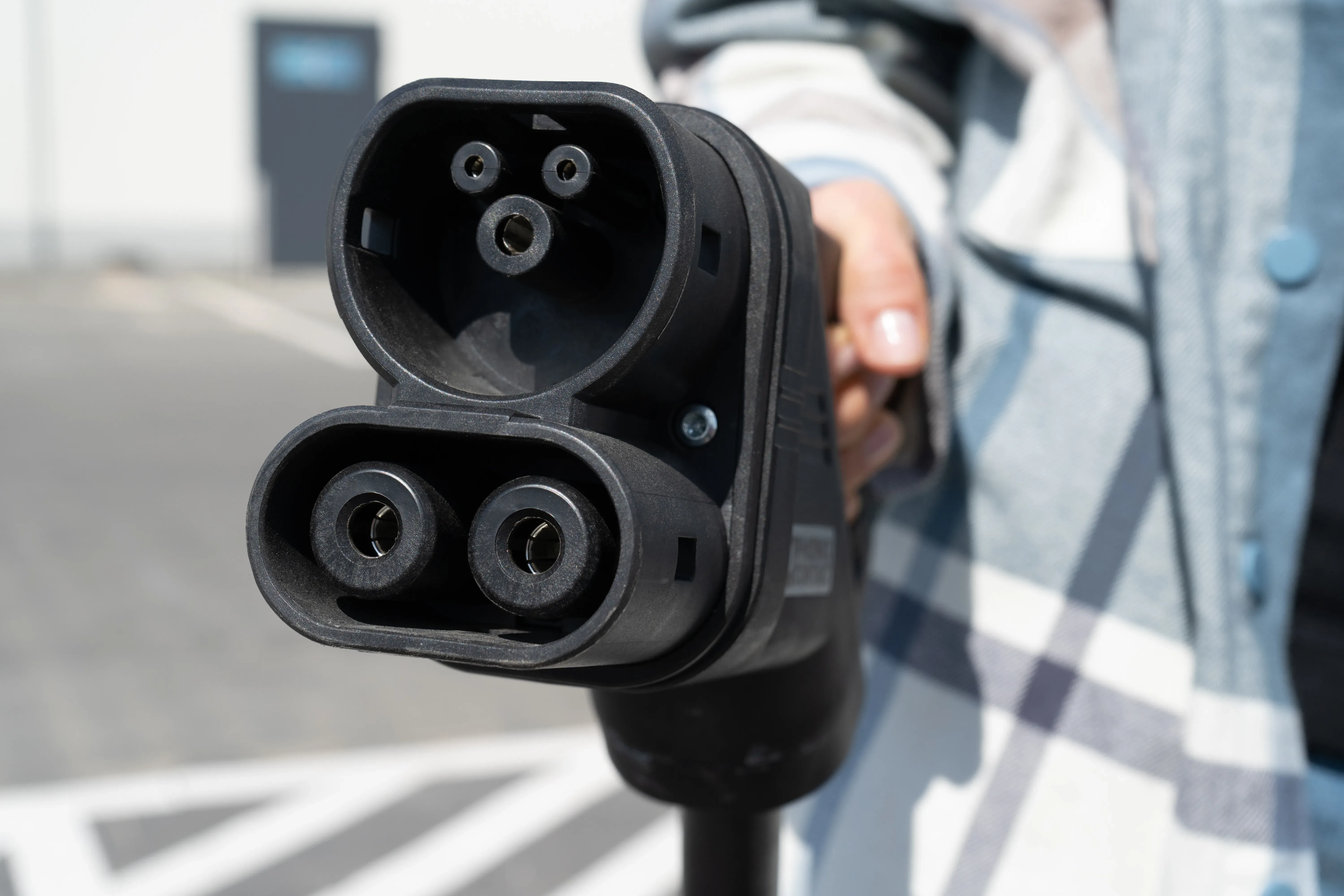 Nærbilde av CCS Type 2-ladekontakt med fem kontaktpunkter.