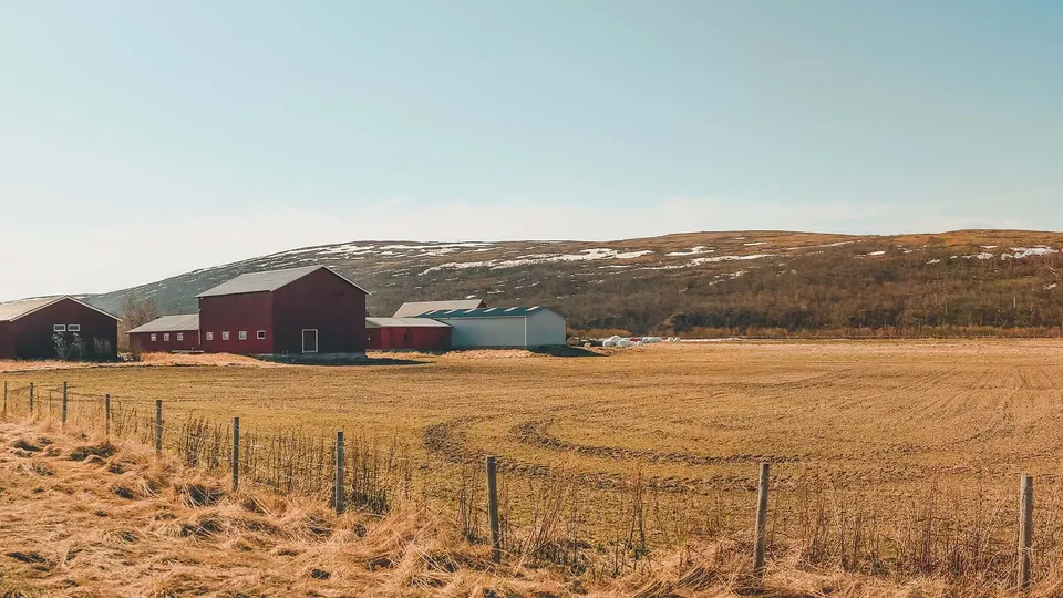 Landbrukseiendom med driftsbygninger og jordbruksareal i forbindelse med landbrukstakst.
