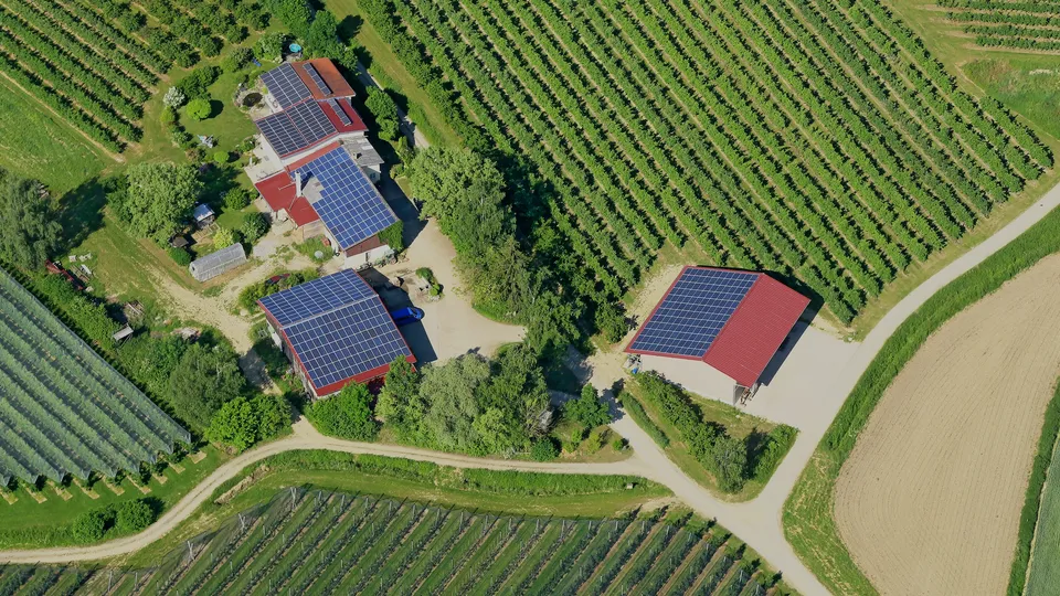 Photovoltaik in der Landwirtschaft: Solaranlagen auf den Dächern eines landwirtschaftlichen Betriebs.