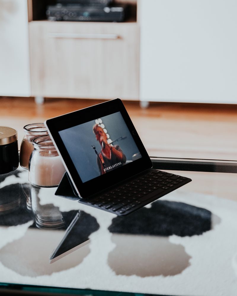 Bilde av et tablet som spiller av video