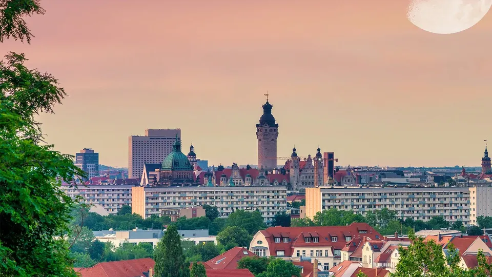 Blick über Leipzig mit Rathausturm in der Dämmerung