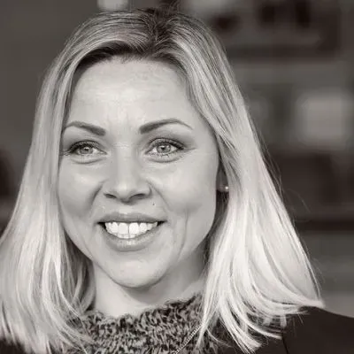 Mäklaren Linnea Westlander hos MOHV Haninge.
