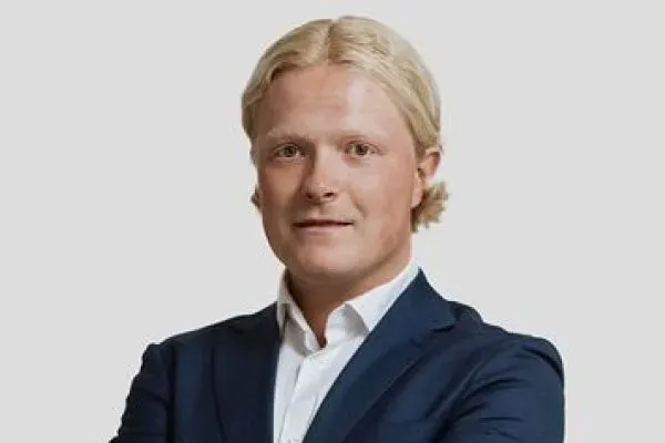 Mäklaren Lucas Larsson Jonsson hos mäklarbyrån Mäklarhuset Norrköping.