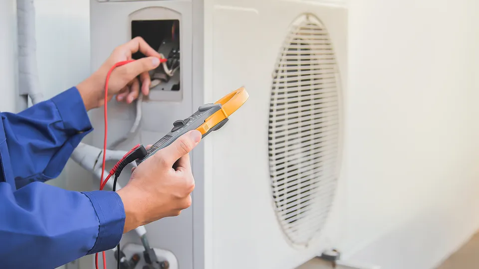 Installation af en varmepumpe-udedel.