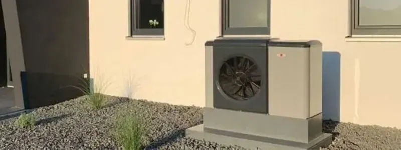 Wärmepumpenanlage außen an Wohngebäude installiert.