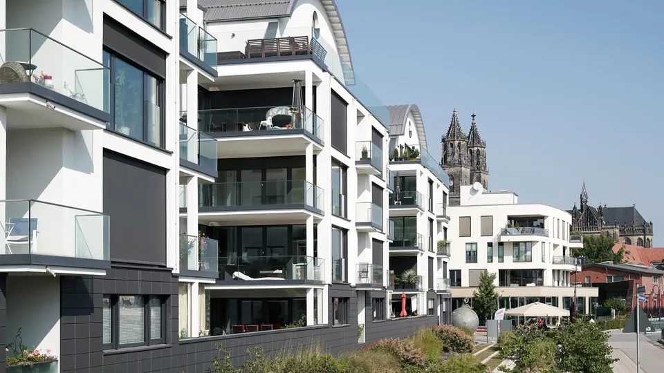 Moderne Wohngebäude und Dom in Magdeburg