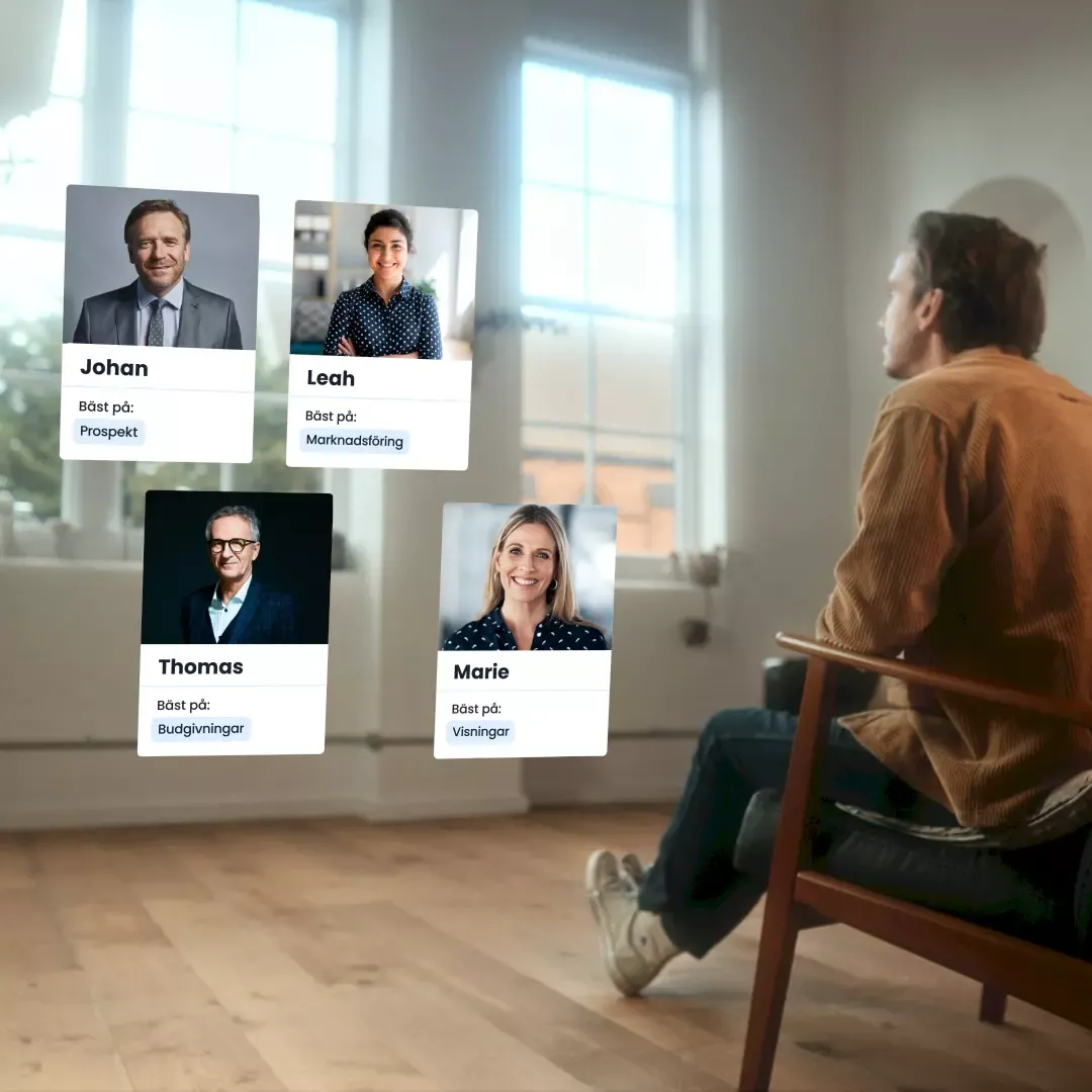 Man sitter i en stol och tittar på profilkort med namn och kompetenser för fyra fastighetsförmedlare.