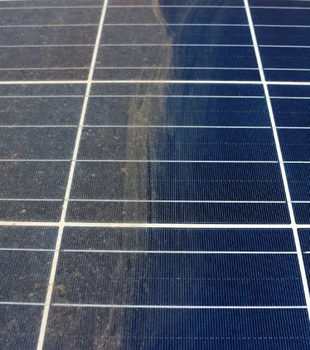 Panel solar con acumulación de suciedad y polvo en la superficie.