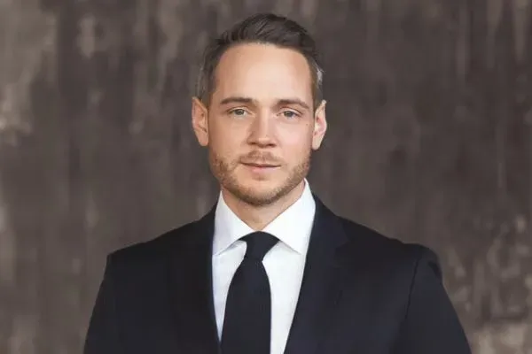 Mäklaren Marcus Dexell hos Erik Olsson Hovås.