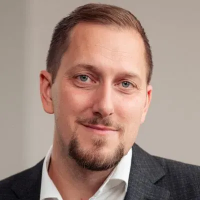 Mäklaren Marcus Strömberg hos Innerstadsspecialisten.
