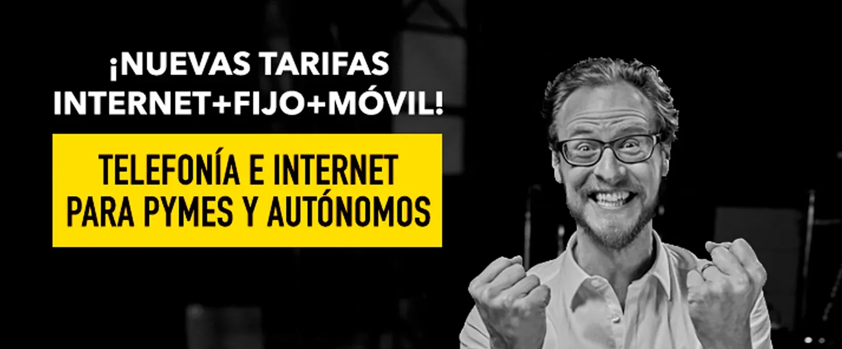 Hombre con gafas sonriendo y señalando texto sobre nuevas ofertas de telefonía e internet para pymes y autónomos.