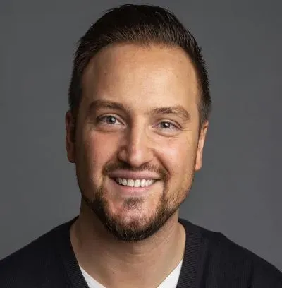 Mäklaren Mert Hedman hos Svensk Fastighetsförmedling Uppsala.