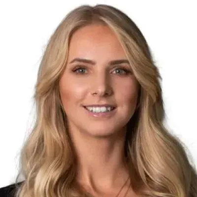 Mäklaren Mirah Westerlund hos Länsförsäkringar Fastighetsförmedling Norrtälje.