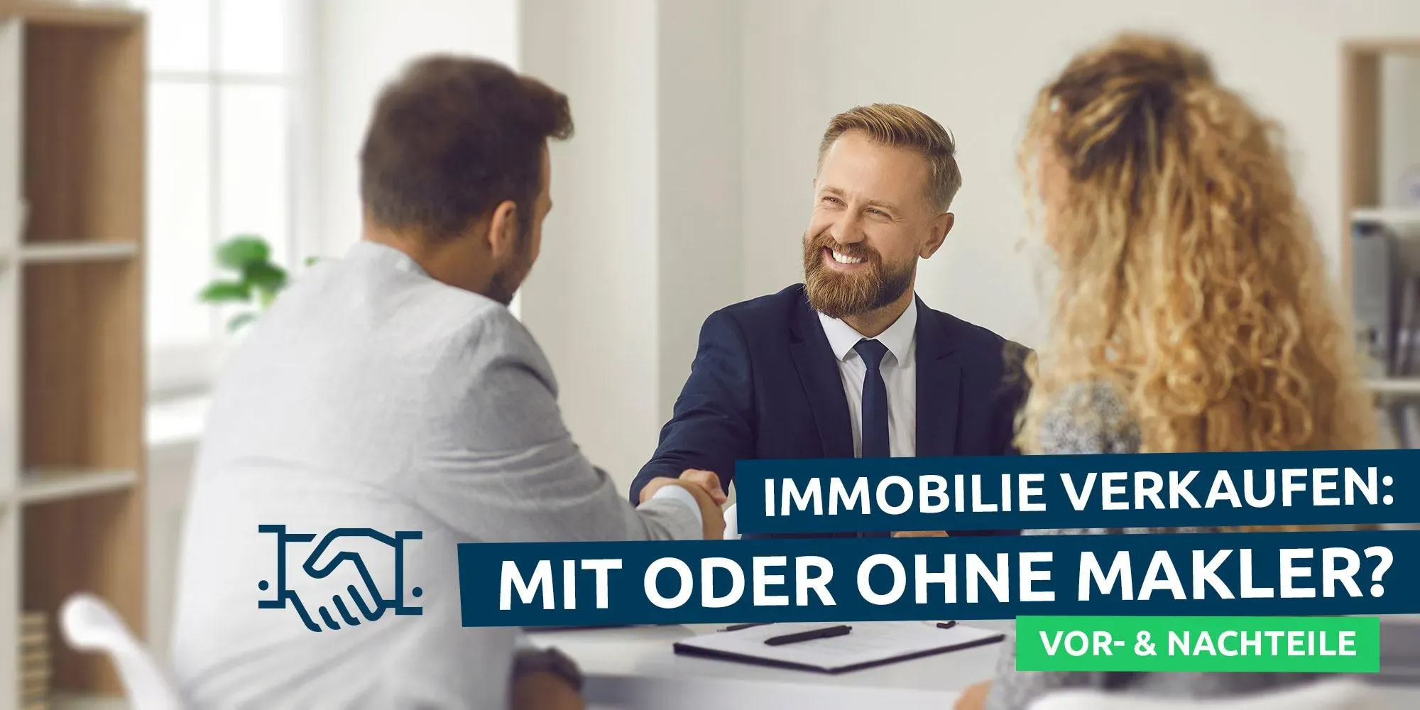 Ein freundlicher Immobilienmakler schüttelt die Hände von einem jungen Pärchen, die an einem Schreibtisch sitzen.