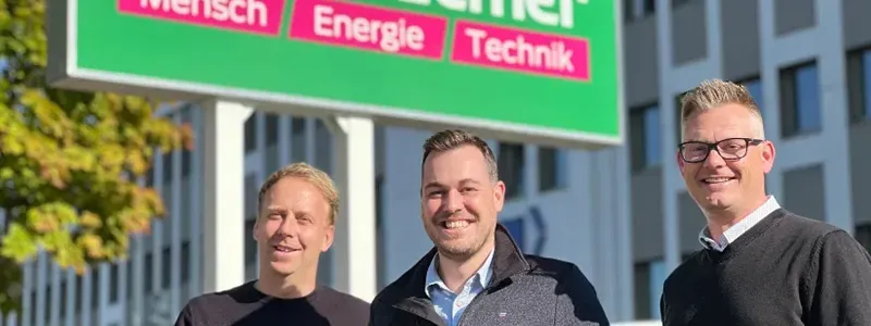 Mitterhuemer Energietechnik GmbH – drei Geschäftsführer vor Firmenschild 'Mensch Energie Technik.
