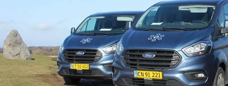 MS Automatics varebiler på et grønt område.