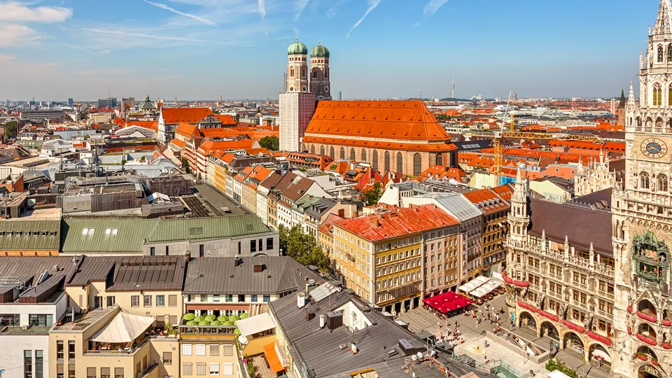 Blick über die Münchner Altstadt mit Frauenkirche und Neuem Rathaus am Marienplatz.