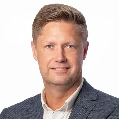 Mäklaren Niklas Knutsson hos LF Fastighetsförmedling Varberg.