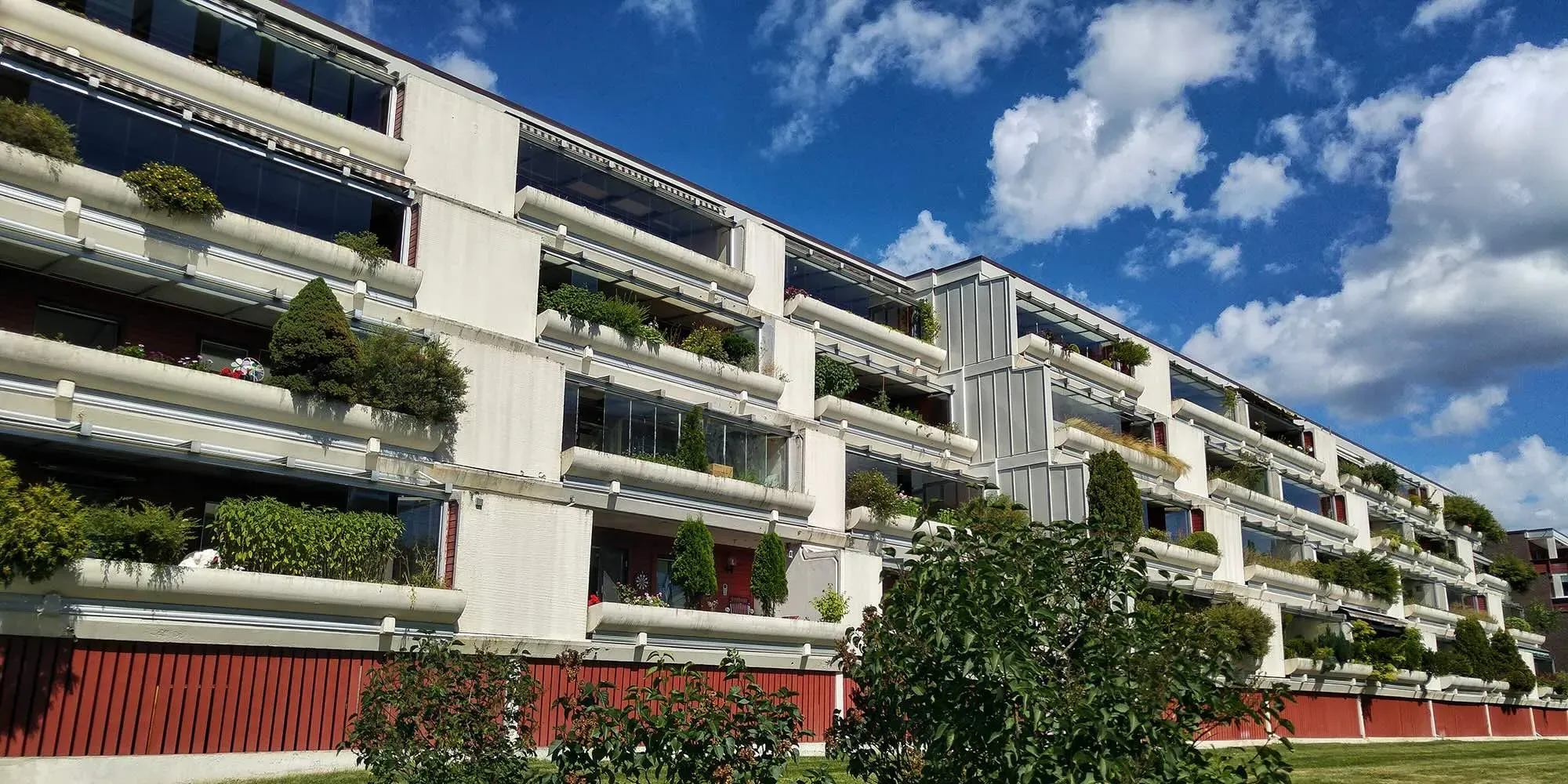 Leilighetsbygg som illustrerer en obligasjonsleilighet og ulike eierformer i Norge.
