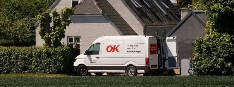Varebil fra OK på landevej.