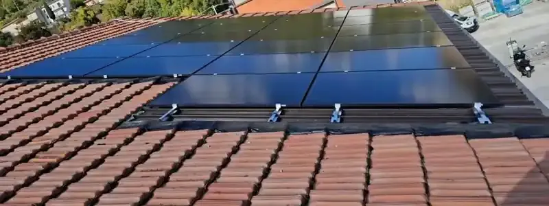 File di pannelli solari scuri montati su un tetto di tegole in cotto.