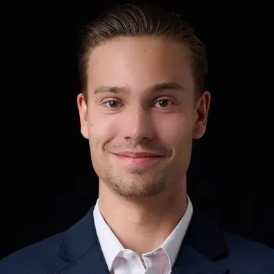 Mäklaren Oskar Engvall hos Svenska Mäklarhuset Farsta/Trångsund/Skogås.