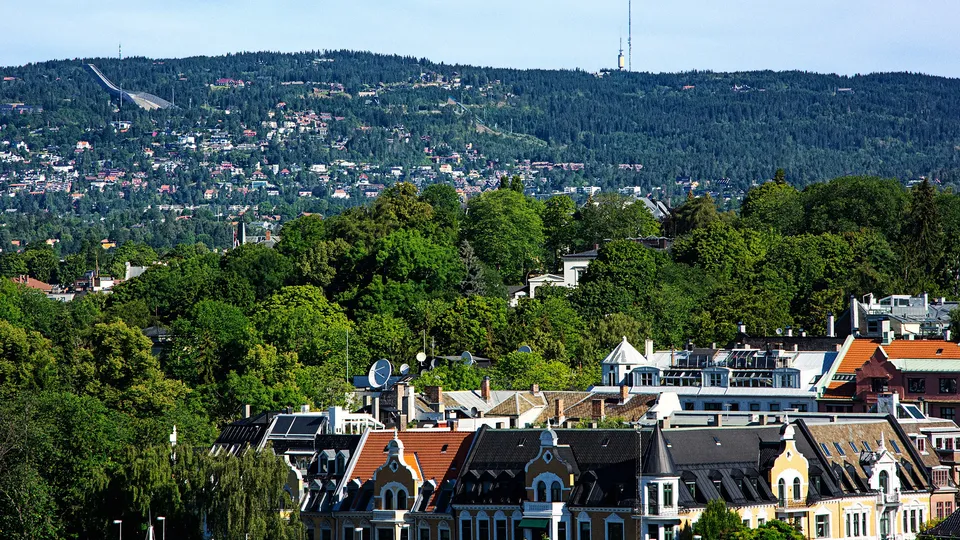 Boligområde på Oslo vest og skogkledde åser.