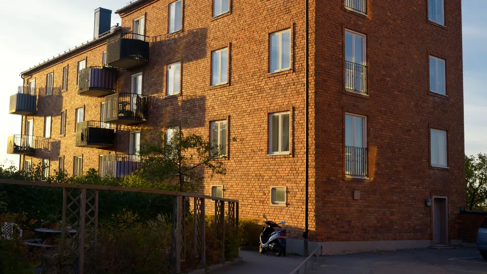 Tegelbyggnad med lägenheter med balkonger.