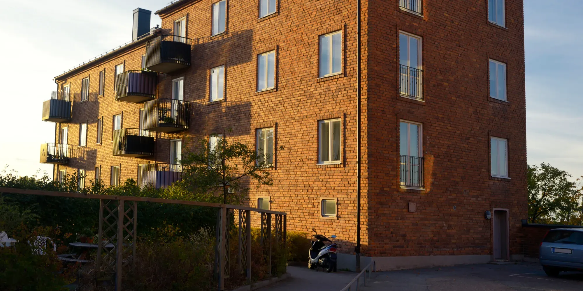Tegelbyggnad med lägenheter med balkonger.