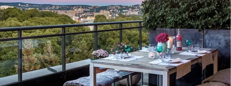 Bilde av et dekket bord med utsikt fra en balkong