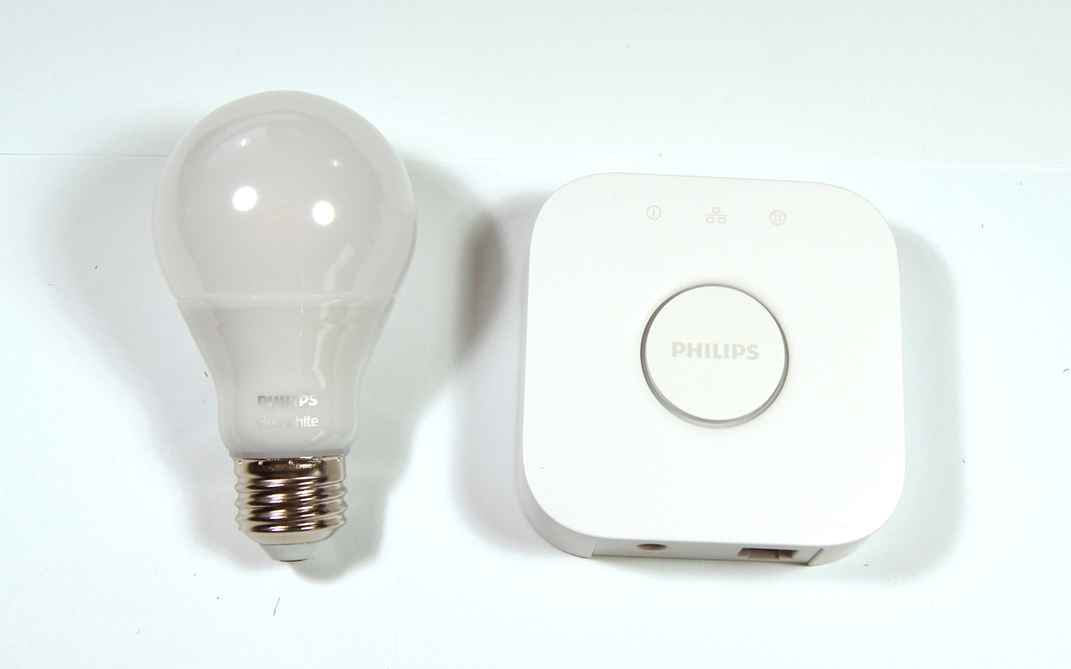 Bilde av en Philips Hue lyspære og kontrollboks.