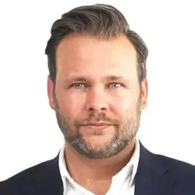 Mäklaren Pierre Sundberg hos Länsförsäkringar Fastighetsförmedling Nacka.