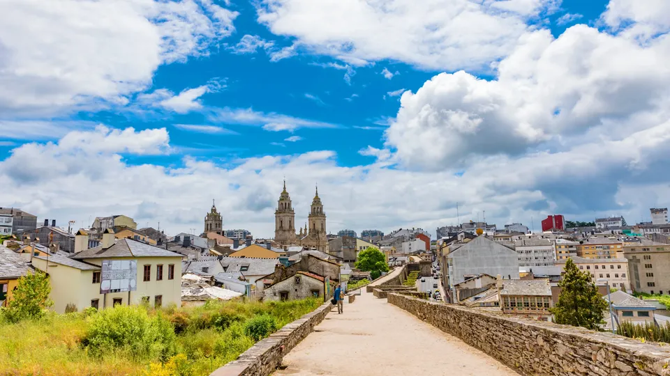 Camino de piedra que conduce hacia las torres de la catedral en la ciudad histórica.
