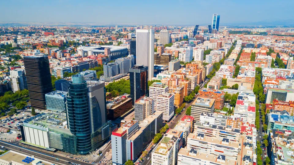 Vista aérea del paisaje urbano de Madrid con rascacielos modernos y edificios residenciales.