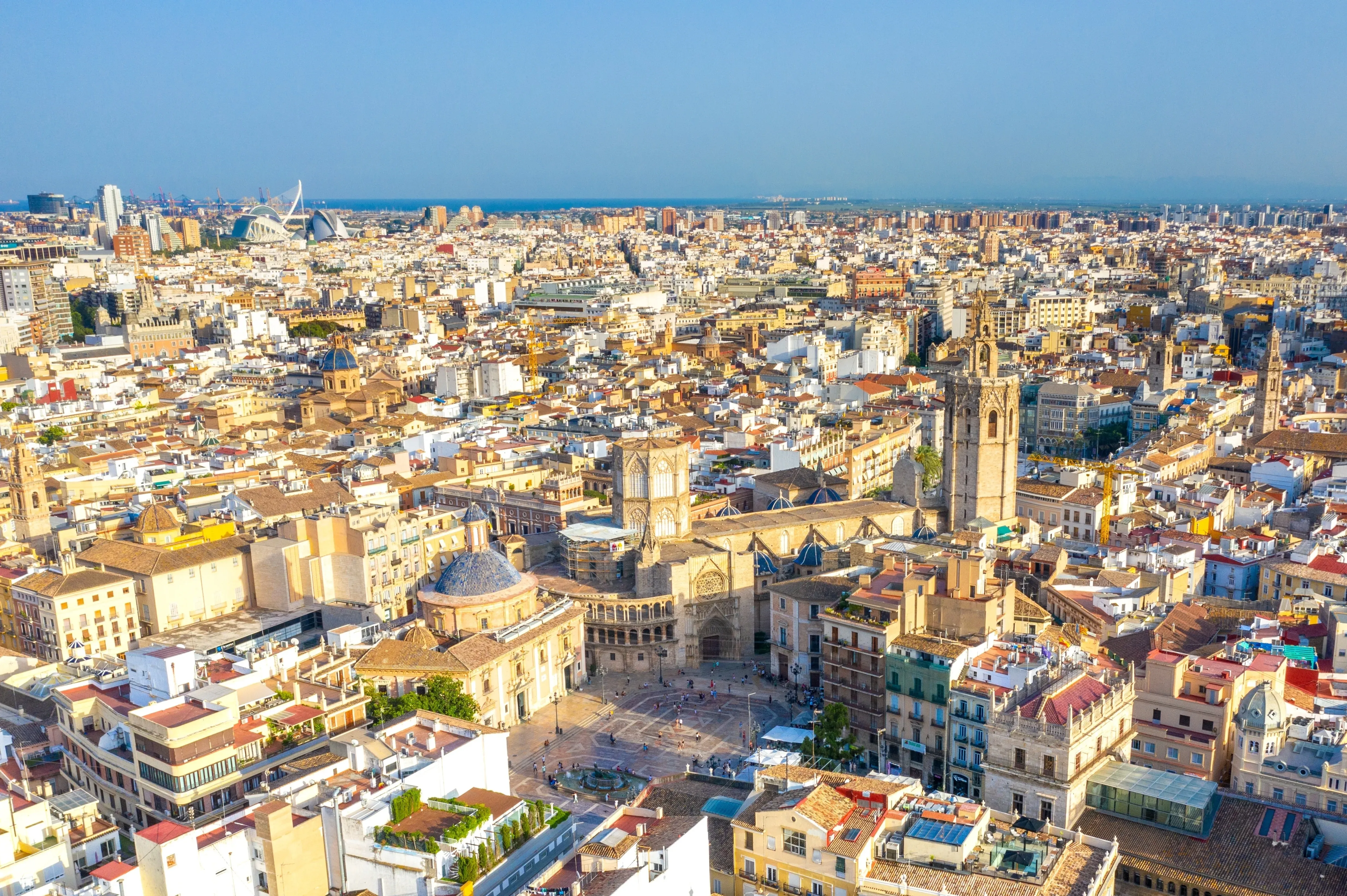 Vista aérea del paisaje urbano de Valencia con torres de catedral e iglesia en primer plano.
