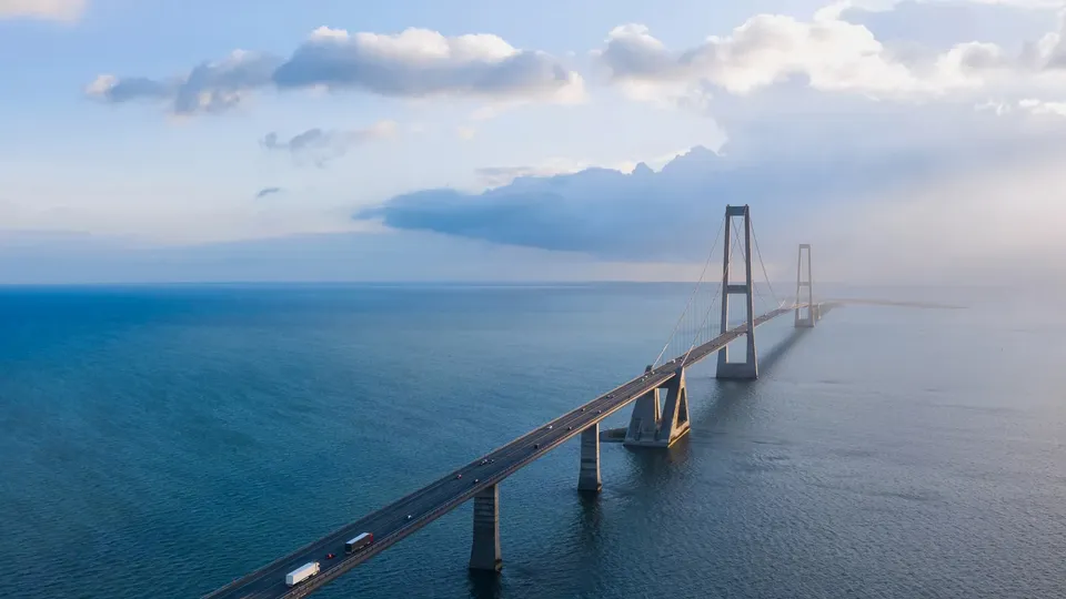 Lang bro, der spænder over blåt havvand.