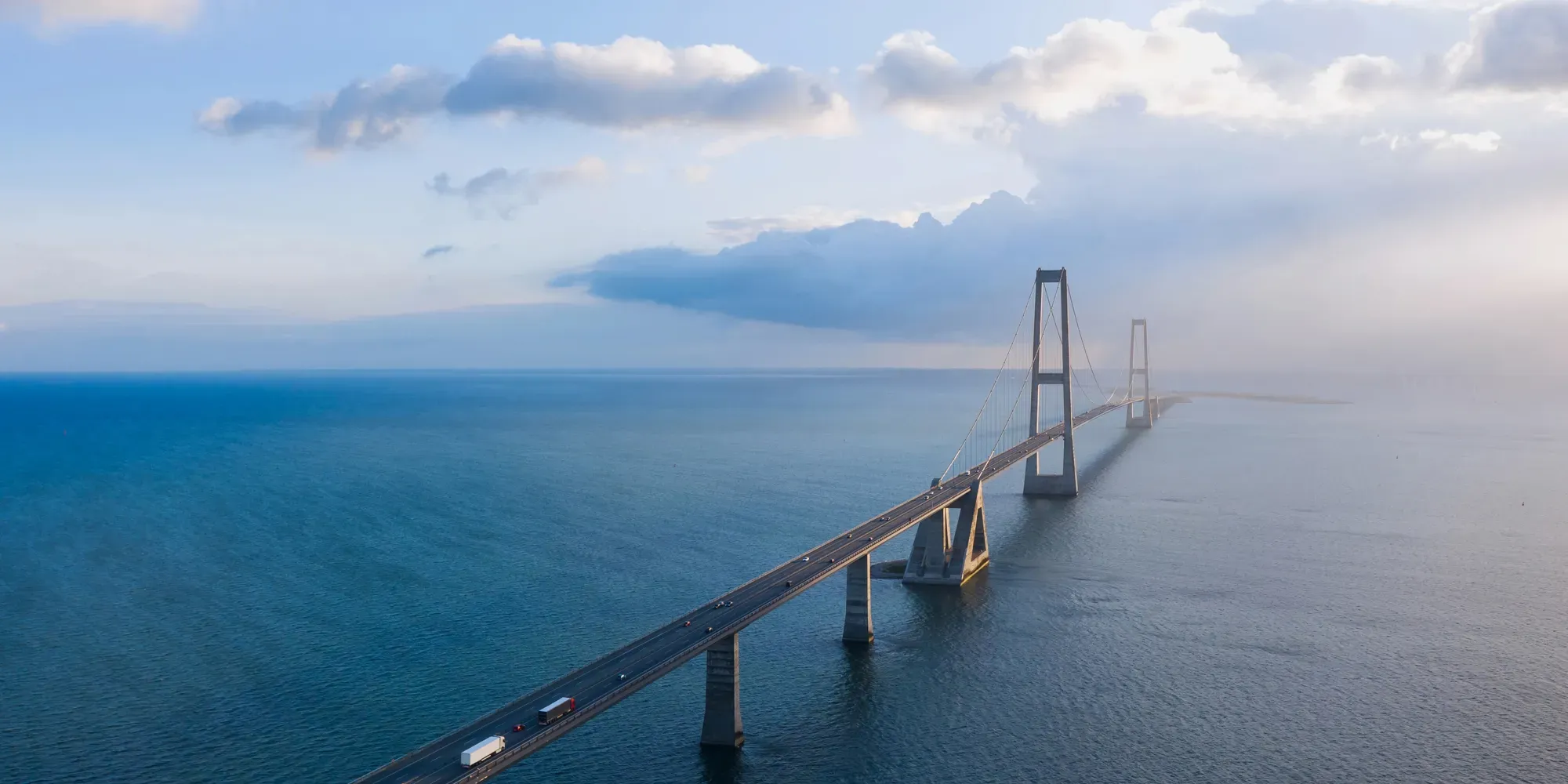 Lang bro, der spænder over blåt havvand.