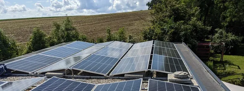 PV Prüfung – aufgeständerte Photovoltaikanlage auf Flachdach mit Blick auf Feldlandschaft