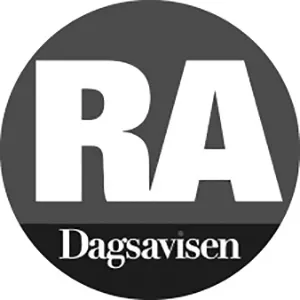 RA Dagsavisen-logo i sirkulært mørkt merke.