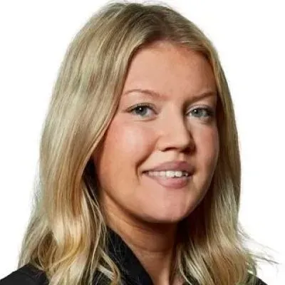 Mäklaren Rebecka Svensk hos Länsförsäkringar Fastighetsförmedling Enskede.