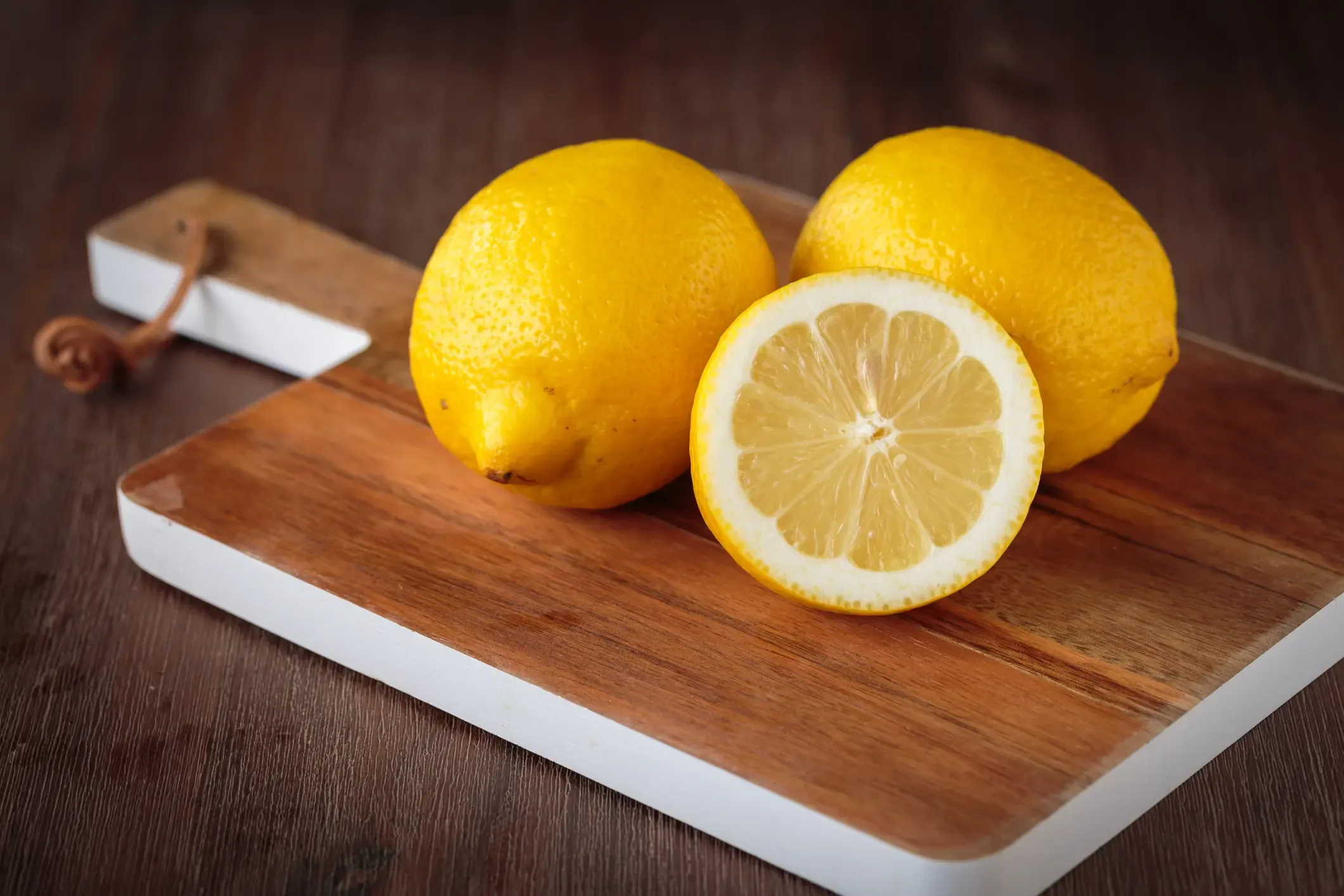 Citroner på en träskärbräda.