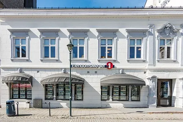 Bilde av fasaden til kontoret til Eiendomsmegler 1 Ringerike