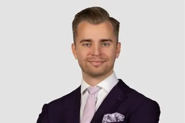 Mäklaren Robin Karlsson hos Mäklarhuset Bromma.