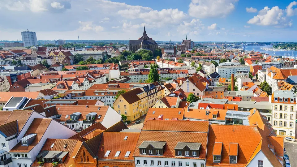 Blick über die bunte Altstadt von Rostock