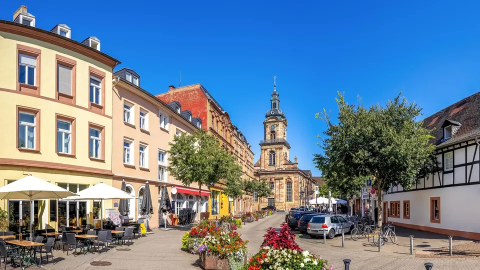 Platz mit Cafés und Kirche in Saarbrücken