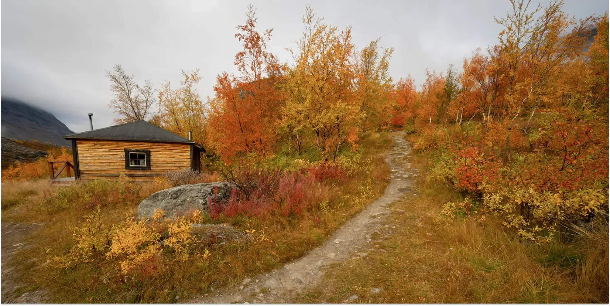 Utsikt över en fjällstuga till salu under hösten.