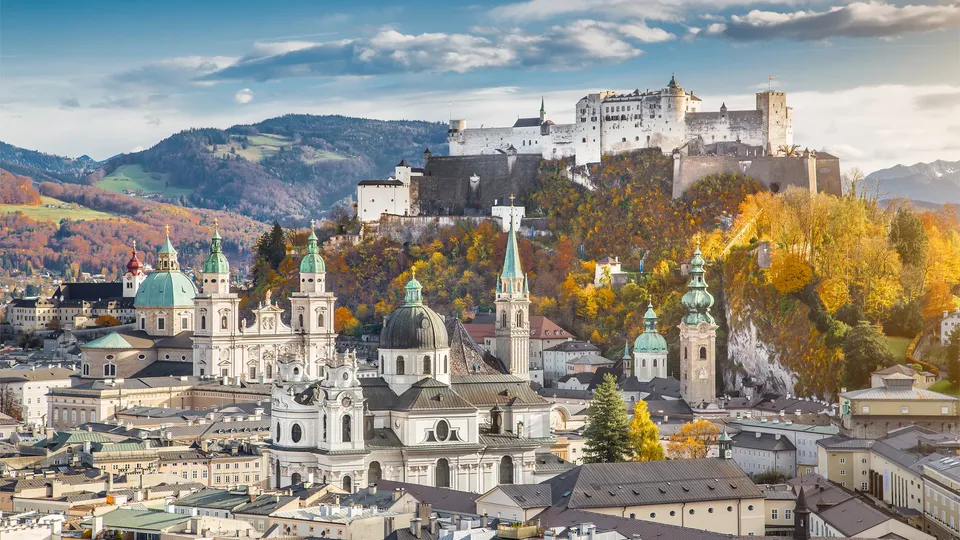 Blick über die Stadt Salzburg mit historischen Gebäuden und der Festung Hohensalzburg im Hintergrund.